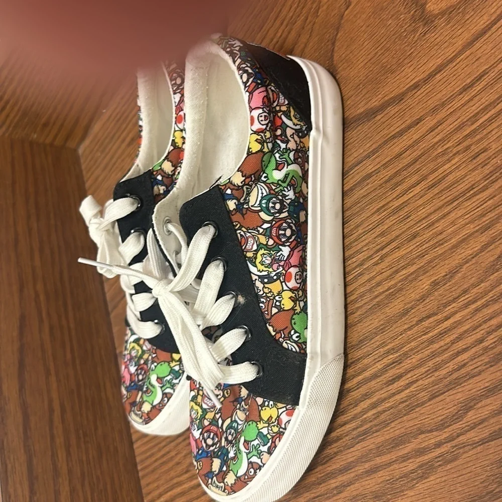 Super Mario Boys athletic shoes size 5